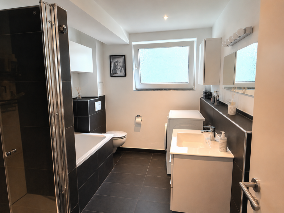 Badezimmer mit Dusche und Wanne Etagenwohnung K�ln