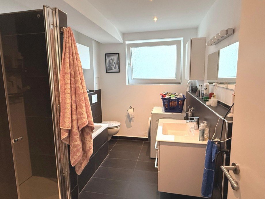 Badezimmer mit Dusche und Wanne Etagenwohnung K�ln